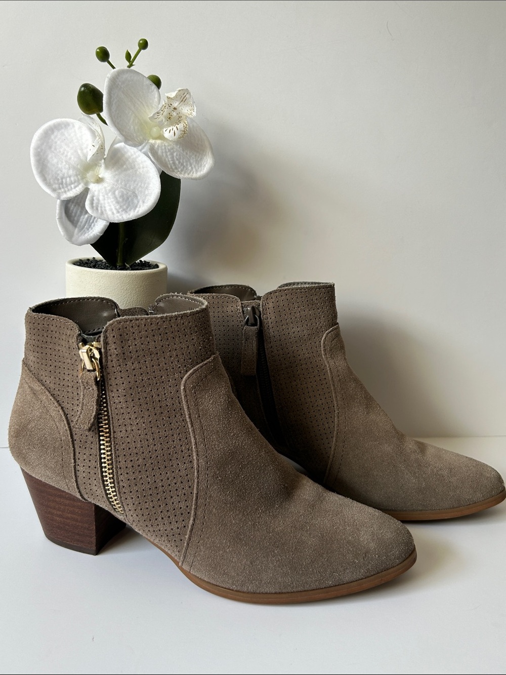 VIOLET & RED Ankle bootie size 6, Tauper suede color